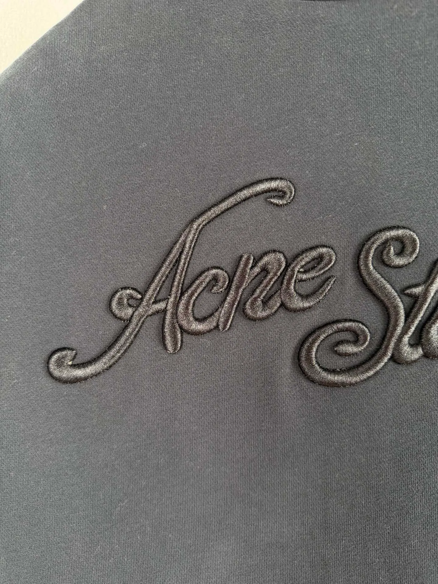 ACNE Studios embroidered logo zipper jacket. Customized cloud velvet double-ply soft cotton. Draped and crisp. The cloud is soft and skin-friendly. It is as quiet and melancholy as the deep sea mist blue. It smudges a collection-level luxury and elegance in silence. The echoing floral embroidery logo on the front and back is embroidered with fine silk thread to create the unique luxury logo totem of Acne Studios. It inherits the minimalist core of Scandinavia and integrates the edge of Retro street trend. The half-zip stand-up collar has a neat and elegant silhouette, redefining the style and aura of light luxury wear. Process 1: Using imported machine embroidery technology, using advanced computer control systems and precision mechanical components to realize the Acne Studios logo work with high precision and smooth and delicate lines. Process 2: The fabrics have been fermented and washed for better hand feel and texture. Not easy to deform, not easy to shrink, not easy to fade, and maintain long-term beauty. Accessories: Customized 1:1 Acne zipper Customized 1:1 Acne trademark Fit: Loose fit Size: S M L XL